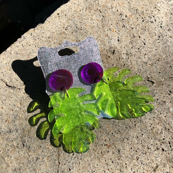 Green and purple monstera earrings - Picture 2 of 4